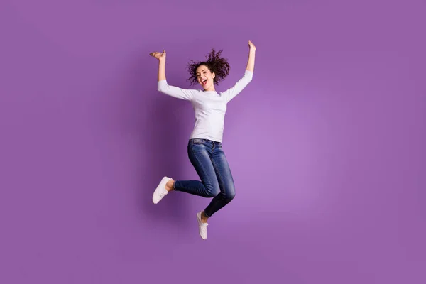 Mor pastel renk arka plan üzerinde izole kot denim ayakkabı giyen büyüleyici overjoyed atlama recjoicing kız arkadaşı tam uzunlukta vücut boyutu fotoğraf — Stok fotoğraf