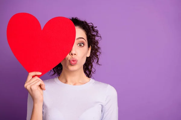 Foto de branco alegre concurso suave casual alegre feliz namorada beijando você enquanto espreitando fora de grande forma de coração vermelho isolado sobre fundo de cor pastel violeta — Fotografia de Stock