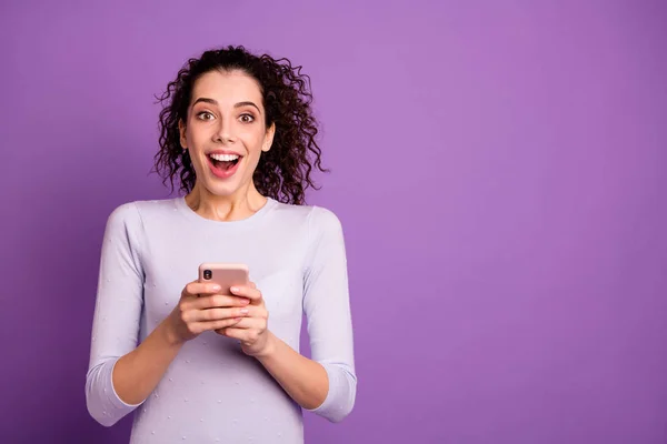 Retrato dela ela agradável atraente encantador winsome alegre alegre espantado menina de cabelos ondulados usando célula wi-fi conexão de velocidade rápida isolado sobre violeta lilás roxo cor de fundo pastel — Fotografia de Stock