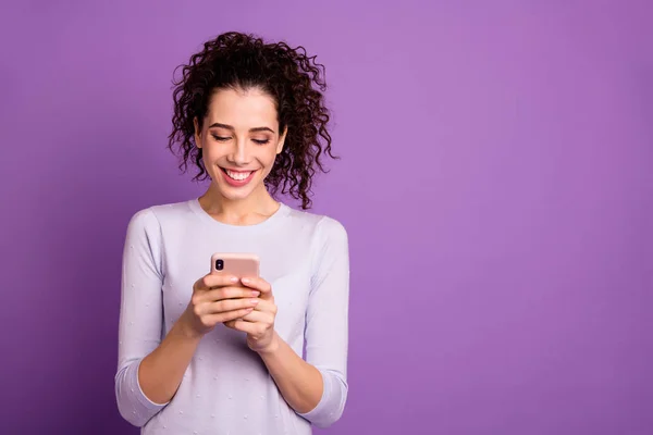 Retrato dela ela agradável atraente linda alegre alegre menina de cabelos ondulados usando celular moderna tecnologia web service isolado sobre violeta lilás roxo pastel cor fundo — Fotografia de Stock