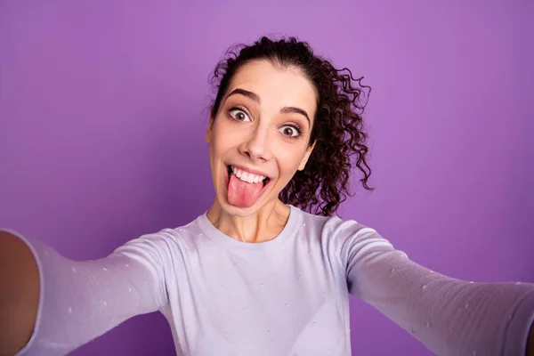 Auto-retrato dela ela agradável atraente agradável alegre alegre funky louco menina de cabelos ondulados se divertindo mostrando a língua isolada sobre violeta lilás roxo pastel cor fundo — Fotografia de Stock