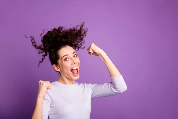 Primer plano retrato de ella ella agradable atractivo encantador excitado alegre alegre alegre ondulado de pelo chica divertirse regocijo celebrando aislado sobre violeta lila púrpura pastel color fondo — Foto de Stock