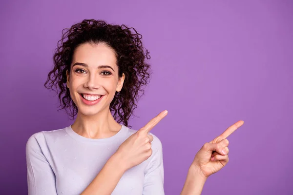 Foto von erstaunlichen welligen Dame zeigt Finger auf leeren Raum Beratung Flack Freitag niedrigen Preisen einkaufen tragen Pullover isoliert lila Farbe Hintergrund — Stockfoto