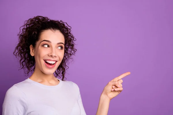 Фото дивовижної моделі леді, що вказує палець на порожній простір, що радить чорним п'ятничним низьким цінам купувати пуловер ізольований фіолетовий кольоровий фон — стокове фото