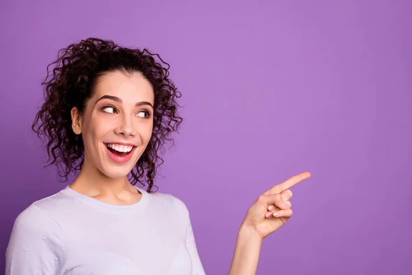 Foto de la señora modelo increíble que indica el dedo al espacio vacío aconsejando flack viernes precios bajos ropa de compras jersey aislado color púrpura fondo — Foto de Stock