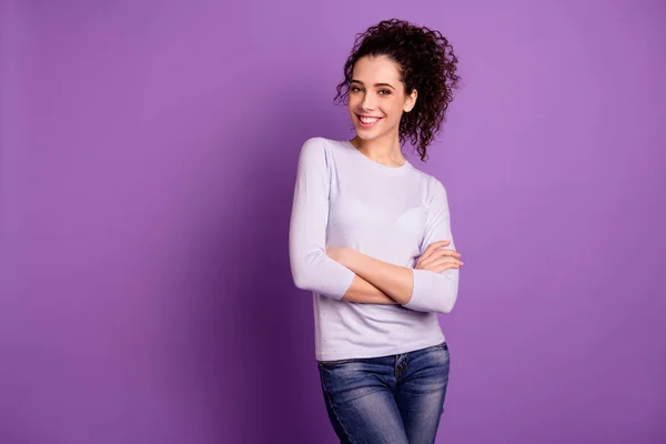 Zdjęcie uroczej faliste fryzura biznesu Pani z skrzyżowanymi ramionami przedstawiciel firmy nosić sweter i dżinsy na białym tle fioletowy kolor tła — Zdjęcie stockowe