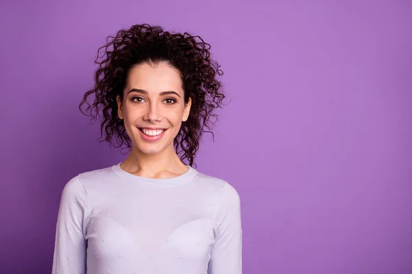 Foto de cerca del encantador peinado ondulado representante de la empresa dama de negocios con radiante sonrisa de dientes usar jersey aislado color púrpura fondo —  Fotos de Stock