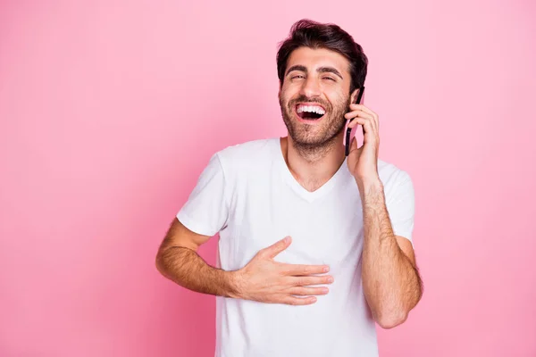 Portret van funky positieve vrolijke Midden-Oosterse man Indiaanse man hold telefoon bellen beste vriend hebben gesprek lachen met grappige grap dragen witte levensstijl t-shirt geïsoleerde pastel kleur achtergrond — Stockfoto