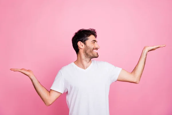 긍정적 이고 쾌활 한 중동 사람 이 손을 잡고 광고를 보고 싶어 하는 남자는 핑크 색 배경에서 고립된 상담용 프모 스타일의 옷을 원한다. — 스톡 사진