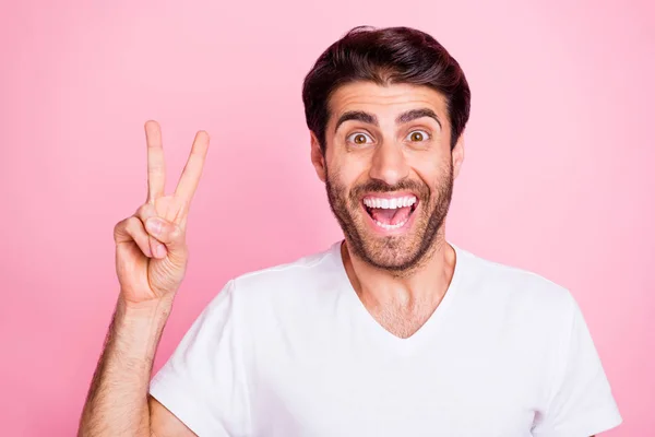 Porträt von lustigen funky crazy Middle Eastern Mann haben Spaß zeigen Make V-Zeichen genießen Wochenenden Frühling Urlaub tragen weißes Outfit isoliert über rosa Farbhintergrund — Stockfoto