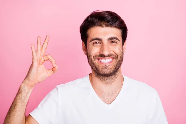 Porträt von positiven fröhlichen Mann aus dem Nahen Osten zeigen okay Zeichen genießen Promotionen empfehlen Anzeigen tragen weiße Kleidung isoliert über rosa Farbhintergrund — Stockfoto