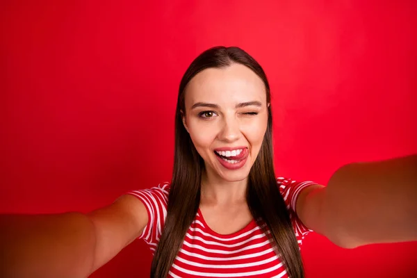 Self portrét atraktivní docela sladké legrační přítelkyně blogování nahrávání video hovor, zatímco izolované s červeným pozadím — Stock fotografie