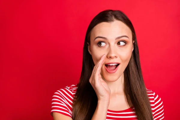 De cerca foto de alegre excitado moda divertida novia funky anunciando algo nuevo, mientras que aislado sobre el fondo rojo —  Fotos de Stock