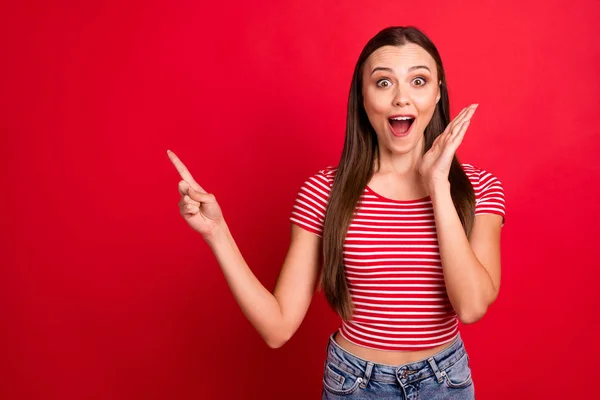 Φωτογραφία από χαρούμενα μοντέρνα μελαχρινή ενθουσιασμένοι ενθάρρυνε κορίτσι δείχνει τέλεια λύση, ενώ φορώντας τζιν τζιν απομονώνονται με κόκκινο φόντο — Φωτογραφία Αρχείου