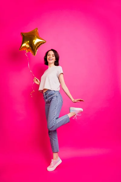 Vertical cuerpo de cuerpo de longitud completa foto de encantador lindo alegre agradable fascinante hermosa novia con jeans denim calzado excitado mientras está aislado con fucsia brillante color de fondo — Foto de Stock