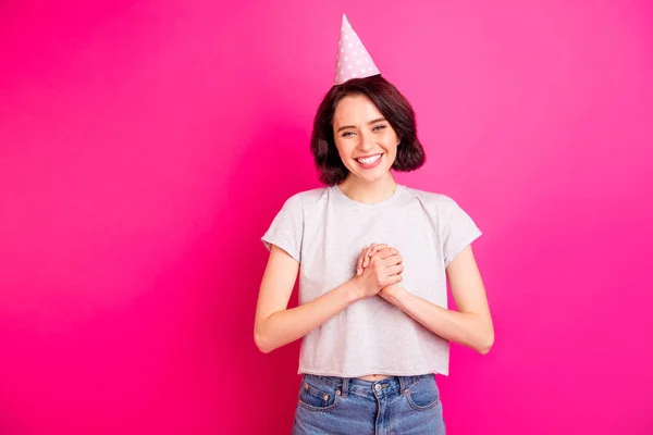 Foto van charmante schattig mooi mooi vriendin dragen grijs t-shirt ontvangen felicitaties van iemand terwijl geïsoleerd over fuchsia levendige kleur achtergrond — Stockfoto