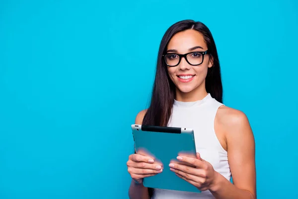 Foto av söt ung dam hålla e-bok i händerna redo att lyssna föreläsning och göra anteckningar bära specs vit tank-top isolerad blå färg bakgrund — Stockfoto