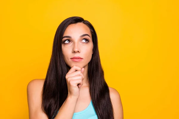 Foto de pensamiento pensativo blanco adivinando señora tratando de recordar conocimiento importante mirando hacia arriba usando camiseta de tanque de color verde azulado aislado sobre fondo amarillo brillante — Foto de Stock