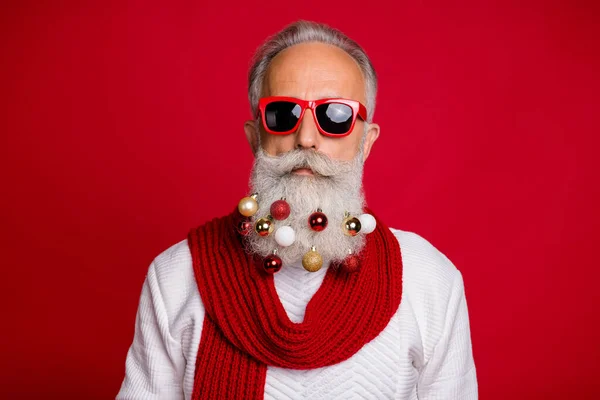 Nahaufnahme Foto des coolen Rentners mit Brille, der in die Kamera mit Farbkugeln blickt und weißen Pullover auf rotem Hintergrund trägt — Stockfoto