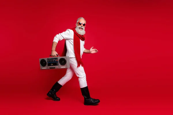 Повна фотографія профілю тіла збудженого дідуся, який тримає аудіокасету в білому светрі ізольовано на червоному тлі — стокове фото
