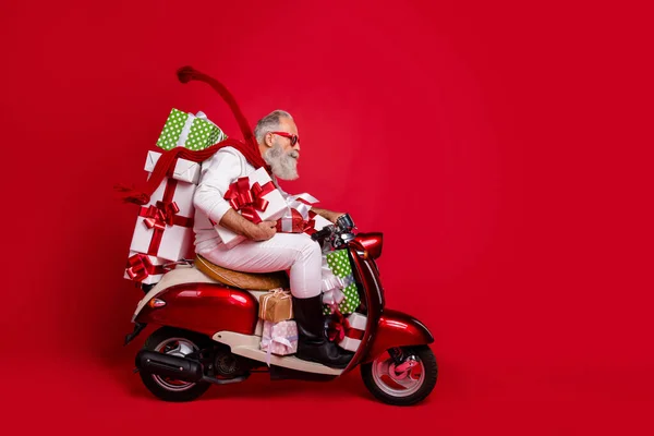 Profiel zijaanzicht van zijn hij mooie aantrekkelijke stijlvolle doelgerichte bebaarde grijs-harige man leveren dragen gewenste aankoop lucht wind waait geïsoleerd op heldere levendige rode achtergrond — Stockfoto