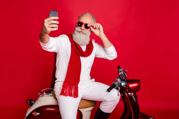 Ritratto della sua bella attraente elegante trendy fiducioso fresco uomo dai capelli grigi prendendo fare selfie toccante sole specs occhiali occhiali isolati su luminoso vivido brillare sfondo rosso — Foto Stock