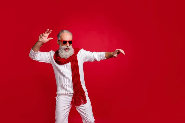 Havalı Noel Baba karakteri. Heyecan verici bir partide yıldız gibi hareket eden yaşlı bir adam. Güneş gözlüğü takıyor. — Stok fotoğraf