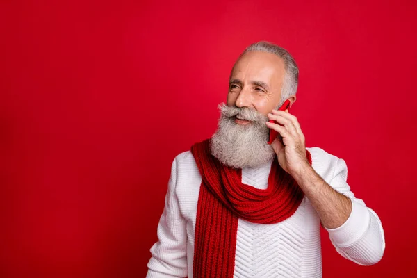 Close-up portrait of his he nice attractive cheerful cheery confident gray-haired man holding in hands cell connecting friends isolated over bright vivid shine red background — Stockfoto