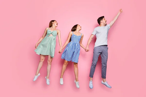 Full size profiel zijkant foto van vrolijke jeugd vangen paraplu dragen gestreepte t-shirt broek geïsoleerd over roze achtergrond — Stockfoto