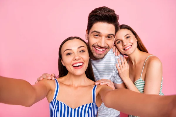 Nahaufnahme Foto der schönen Jugend mit foxy Ingwer macht Fotos tragen gestreiftes Kleid Rock T-Shirt isoliert über rosa Hintergrund — Stockfoto