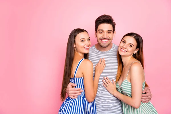 Retrato de mujeres hombre alegre con largo corte de pelo de jengibre foxy abrazos sonriente con vestido a rayas falda camiseta aislada sobre fondo rosa — Foto de Stock