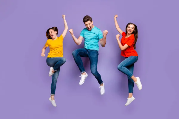 Tamanho total da foto do corpo de três grupo de pessoas um cara louco bonito e duas belas senhoras emocionais celebrando triunfo isolado fundo violeta — Fotografia de Stock