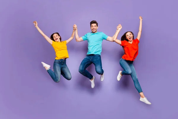 Ganzkörperfoto in voller Länge von drei Gruppe Person mit lustigen Stimmung die Hände nach oben Träume wahr werden isoliert violetten Hintergrund — Stockfoto