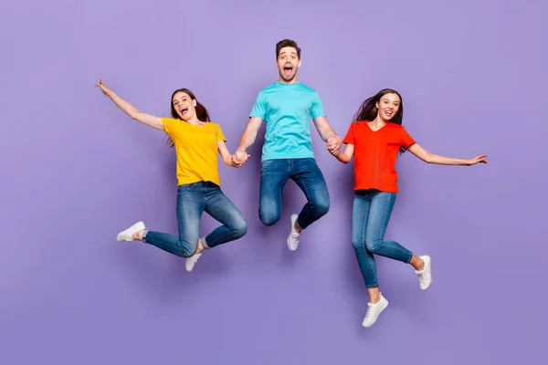 Foto de cuerpo de tamaño completo de tres grupos de personas que tienen fiesta funky y fecha junto con el uso de ropa azul y amarillo aislado fondo violeta —  Fotos de Stock
