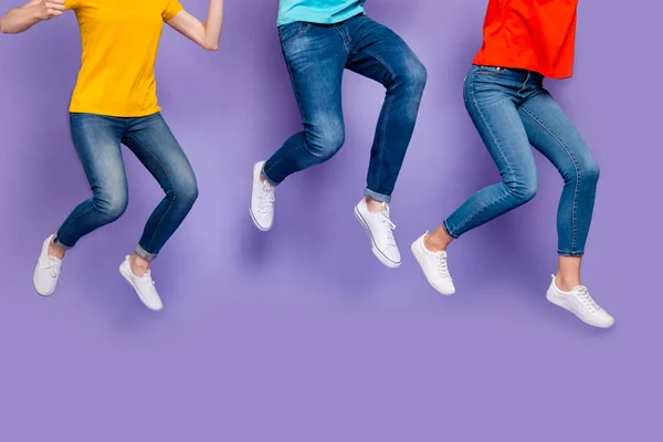 Foto close-up recortada de alegre grupo extático louco de pessoas correndo maratona apressando-se para obter descontos sazonais isolado fundo violeta — Fotografia de Stock