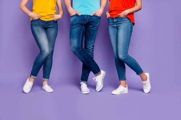 Gesneden close-up foto van een enkele macho omgeven door twee mooie lieve dames geïsoleerde violette achtergrond — Stockfoto