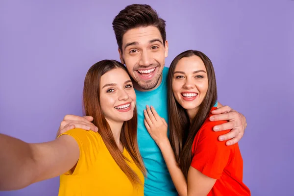 Nahaufnahme Fotoporträt von fröhlich positive zwei Damen und ein schöner froh funky unvorsichtig frohen Jungen mit moderner Frisur Spaß haben isoliert violetten Hintergrund — Stockfoto