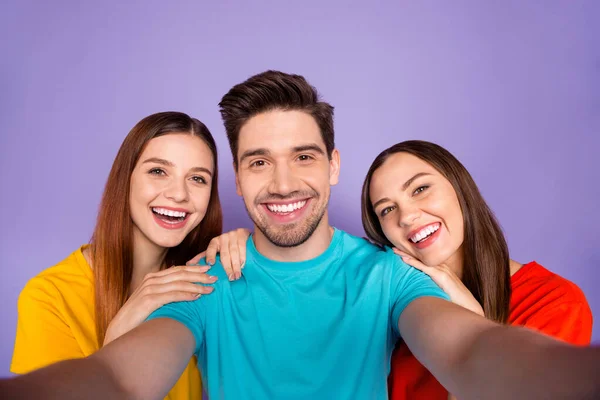 Close up foto portret van een knappe charismatische met borstel hipster en twee mooie mooie vrolijke soort dames leunend op zijn schouders geïsoleerd over violette achtergrond — Stockfoto