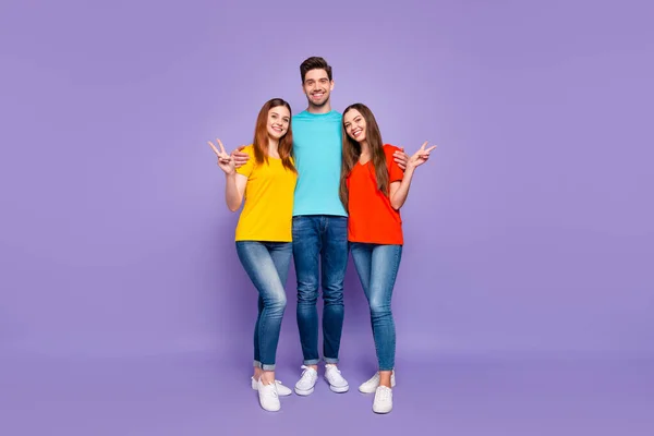 Foto de cuerpo de tamaño completo de encantador optimista positivo agradable grupo emocionado alegre de personas que pasan tiempo libre en un solo lugar aislado fondo violeta — Foto de Stock