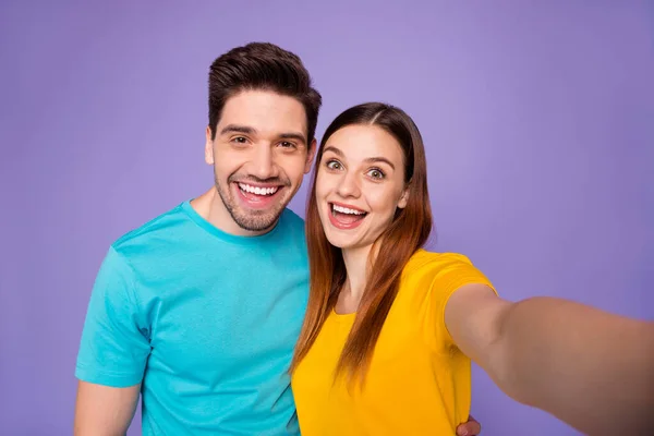 Close up foto retrato de muito alegre animado bela senhora e bonito despreocupado hipster tomando selfie no novo gadget isolado violeta roxo fundo — Fotografia de Stock