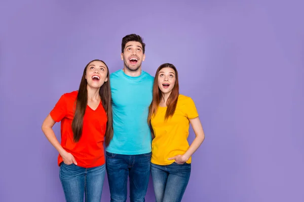 Portret van mooie aantrekkelijke mooie nieuwsgierige vrolijke vrolijke blij jongens dragen kleurrijke t-shirts denim wachten op goed nieuws op zoek omhoog geïsoleerd over violet lila achtergrond — Stockfoto