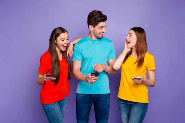 Portrait de belles joyeux joyeux joyeux heureux gars portant des t-shirts colorés jeans en utilisant la navigation 5g app nouvelles service de notification de jeu temps libre isolé sur fond lilas violet — Photo