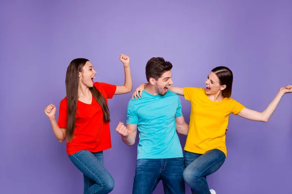 Retrato de agradável atraente encantador encantador bonito alegre alegre despreocupado caras despreocupados vestindo t-shirts coloridas jeans se divertindo tempo livre isolado sobre violeta lilás fundo — Fotografia de Stock