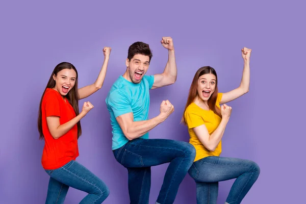 Profil Seitenansicht Porträt von schönen attraktiven schönen Inhalt fröhlich fröhlich fröhlich überglücklich Jungs tragen bunte T-Shirts Jeans Spaß coole Leistung isoliert über violetten lila Hintergrund — Stockfoto