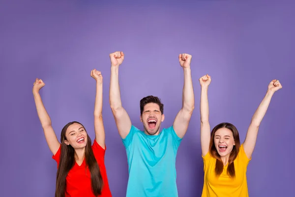 Retrato de agradable atractivo contenido encantador alegre alegre alegre chicos que usan camisetas de colores celebrando el logro de buenas noticias levantando las manos aisladas sobre fondo violeta lila — Foto de Stock