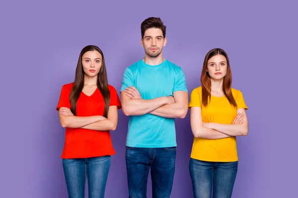 Porträtt av trevlig attraktiv härlig charmigt lugn innehåll fokuserade killar bär färgglada t-shirts jeans denim gymnasiet in isolerad över violett syren bakgrund — Stockfoto