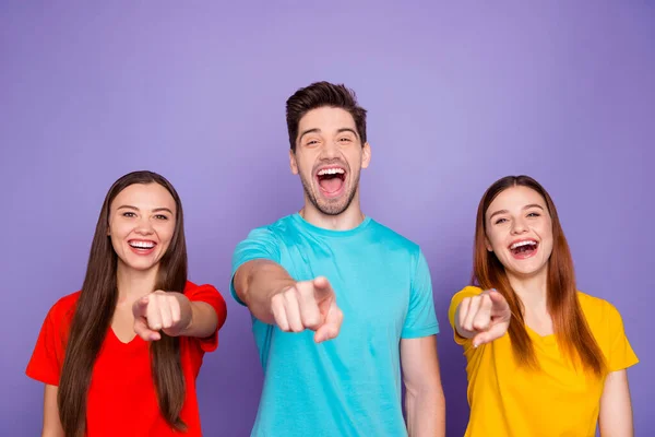 Porträt von schön aussehenden attraktiven schönen charmanten fröhlichen fröhlichen lustigen Typen in bunten T-Shirts, die auf dich zeigen, lachend Spaß haben isoliert über violettem lila Hintergrund — Stockfoto