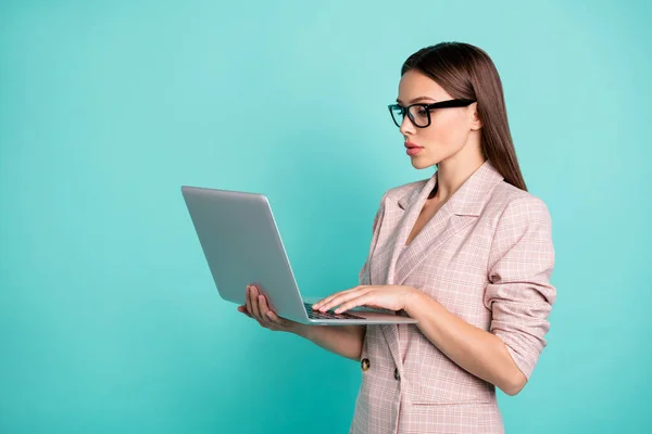 Profilo vista laterale ritratto di bello attraente bella bella bella contenuto intelligente intelligente intelligente signora dai capelli dritti lavoro remoto isolato su luminoso vivido brillare blu verde acqua turchese sfondo — Foto Stock