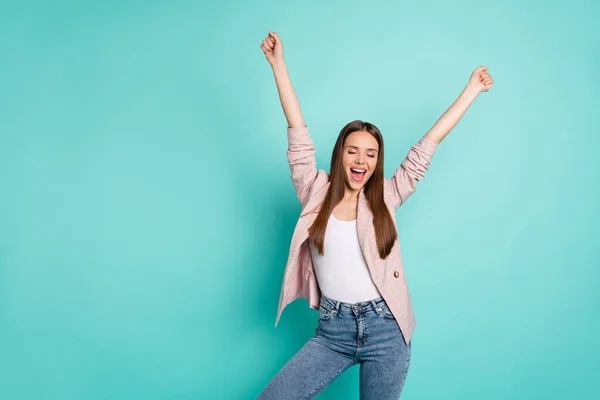 Porträtt av henne hon trevlig-ser attraktiv härlig glad glädje nöjd glad straight-haired flicka stor åstadkomma isolerad över ljusa levande glans blå grön teal turkos bakgrund — Stockfoto