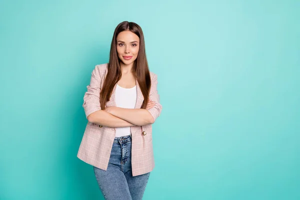 Portret van haar ze mooi uitziende aantrekkelijke lieflijke mooie zoete inhoud recht-harig meisje gevouwen armen geïsoleerd over helder levendige glans blauw groen teal turquoise achtergrond — Stockfoto